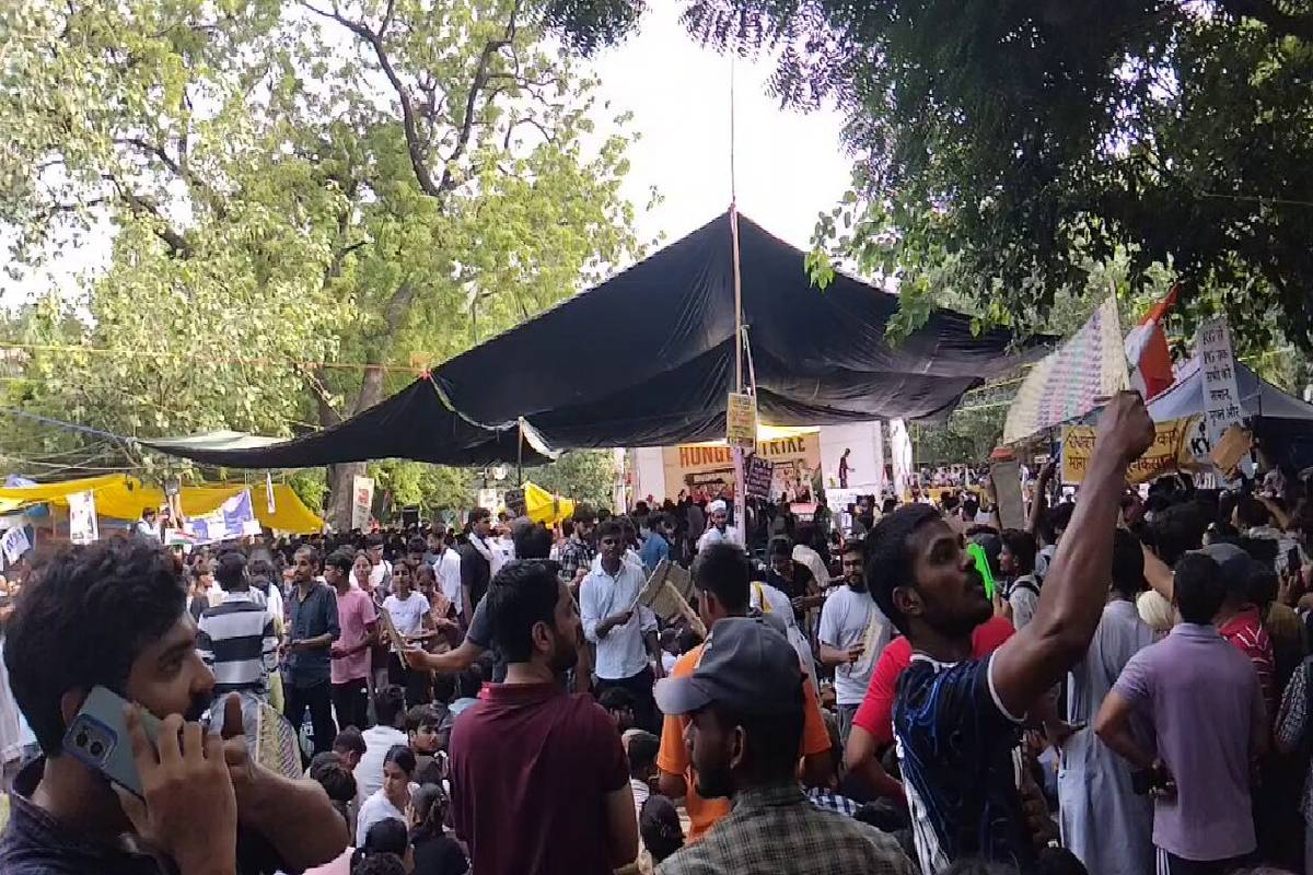 டெல்லியில் அரசுக்கு அழுத்தம் அதிகரிப்பு ; போராட்டம் இரண்டாவது நாளாக தொடர்கிறது | Pressure On Government Increases In Delhi டெல்லியில் அரசுக்கு அழுத்தம் அதிகரிப்பு ; போராட்டம் இரண்டாவது நாளாக தொடர்கிறது | Pressure On Government Increases In Delhi