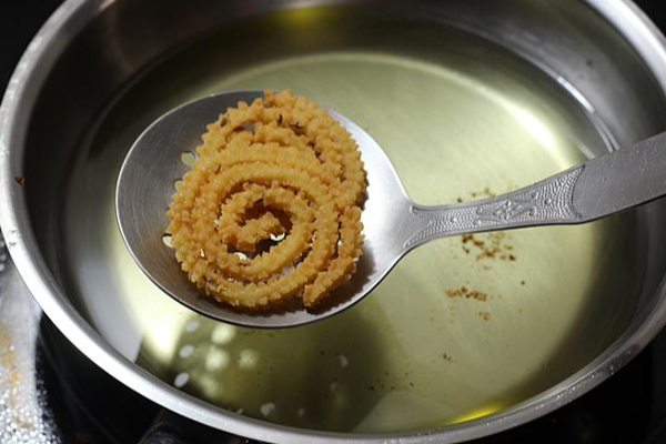 மொறு மொறுப்பான பட்டர் முறுக்கு செய்வது எப்படி? பார்த்ததும் நாவில் எச்சில் ஊற வைக்கும் சுவை | Butter Murukku Recipe In Tamil