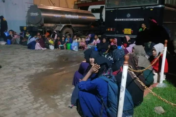 காப்பாற்றப்பட்ட ரோகிங்கியர்கள் யாழ். சிறையில்: மிரிஹான குடிவரவுத் தடுப்பு மையத்துக்கு மாற்ற உத்தரவு (Photos)