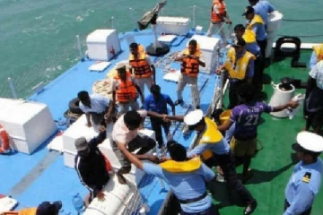 அத்துமீறிய மீன்பிடி - 9 இந்திய கடற்றொழிலாளர்கள் கைது