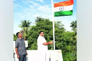 மோடியின் வேண்டுகோள் - தனது வீட்டில் கொடியேற்றிய ஈபிஎஸ்!