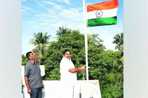 மோடியின் வேண்டுகோள் - தனது வீட்டில் கொடியேற்றிய ஈபிஎஸ்! - தமிழ்நாடு