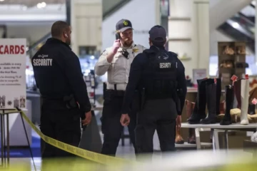 அமெரிக்காவை உலுக்கிய சம்பவம் ; 3 பேரை சுட்டுக் கொன்றுவிட்டு இளைஞன் தற்கொலை