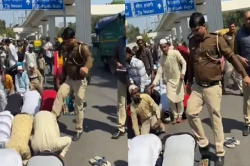 தொழுகையில் ஈடுபட்ட இஸ்லாமியர்களை எட்டி உதைத்த காவலர் - வைரலாகும் Video!