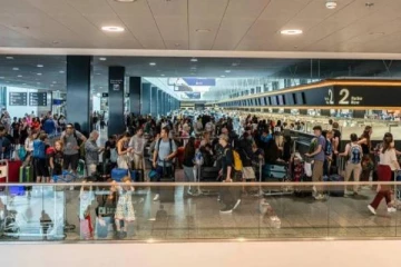 சுவிஸில் திடீரென பயணிகளால் நிரம்பி வழியும் விமான நிலையம்!