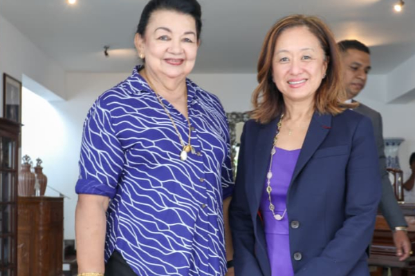 மஹிந்தவிடமும் பிரியாவிடை பெற்றார் அமெரிக்க தூதுவர் ஜூலி சாங் | Us Julie Chung Also Bid Farewell To Mahinda