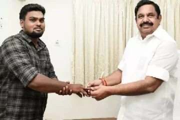 மின்சாரம் பாய்ந்த சிறுவனை காப்பாற்றிய இளைஞருக்கு பரிசளித்த எடப்பாடி பழனிச்சாமி