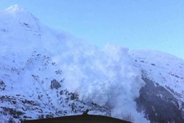 கனடாவில் பனிப்பாறை சரிவில் ஏற்பட்ட சோகம் | 1 Dead 3 Injured In Northern B C Avalanche