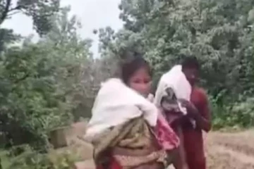 உயிரிழந்த மகன்களின் உடலை தோளில் சுமந்து 15 கி.மி நடந்துசென்ற பெற்றோர்! பெரும் சோக சம்பவம்