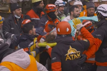 5 நாட்கள் இடிபாடுகளுக்குள் சிக்கியிருந்த பெண்ணை மீட்க துருக்கியர்களுடன் கைகோர்த்த கனேடியர்கள்: நெகிழவைக்கும் காட்சிகள்