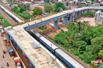 மேம்பாலத்தில் 90 டிகிரி கோணத்தில் வளைவு.., விபத்து ஏற்பட அபாயம் என எதிர்ப்பு