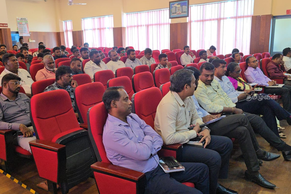 மன்னாரில் மணல் விலை நிர்ணயம் கூட்டத்தில் இருந்து வெளியேறிய தவிசாளர்கள் - விலை முடிவுகள் இழுபறி | Protesters Walk Out Of Sand Meeting In Mannar