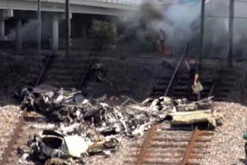 நெடுஞ்சாலையில் விழுந்து நொருங்கிய விமானம் ; மூவர் பலி