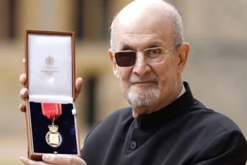 ஈரான் தலைக்கு விலை வைத்த இந்தியாவில் பிறந்த பிரபல எழுத்தாளருக்கு ஜேர்மனியின் அமைதி விருது