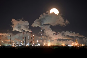 "உக்ரைனில் ரஸ்ய தாக்குதலுக்கு உள்ளான எண்ணெய் கிடங்கு" பாரிய தீப்பிழம்பு காட்சி! (வீடியோ இணைப்பு)