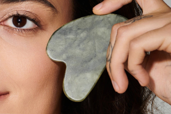 முகம் பளபளவென்று ஜொலிக்க வேண்டுமா...! உடனே இதை செய்யுங்கள் | 5 Benefits Chinese Popular Gua Sha Facial Massage