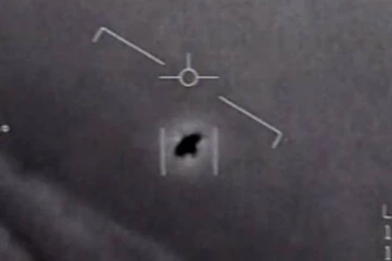 பிதீயில் அமெரிக்காவில் மக்கள்: சுற்றி சுற்றி பறக்கும் தட்டுகள்!