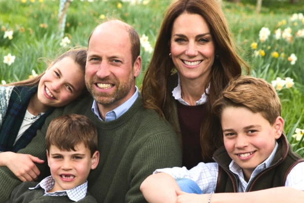 2025 கிறிஸ்துமஸ் ; புதிய குடும்பப் புகைப்படத்தை வெளியிட்ட இளவரசர் வில்லியம்–கேதரின் தம்பதி | Christmas 2025 Prince William Kate New Family Pic 2025 கிறிஸ்துமஸ் ; புதிய குடும்பப் புகைப்படத்தை வெளியிட்ட இளவரசர் வில்லியம்–கேதரின் தம்பதி | Christmas 2025 Prince William Kate New Family Pic