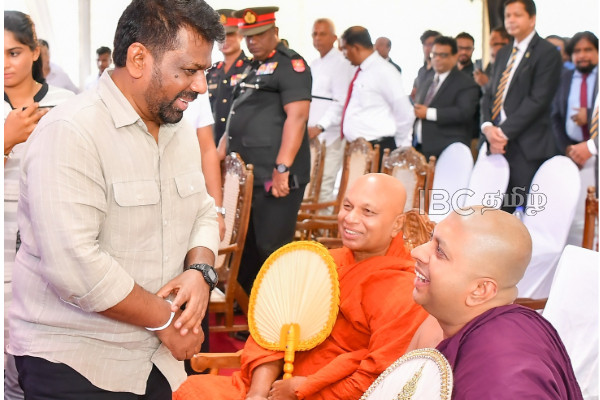 தையிட்டி விகாரதிபதியிடம் ஆசிர்வாதம் வாங்கிய அநுர - யாழில் வெடித்த சர்ச்சை | Anura Controversy Over Blessings From The Thero