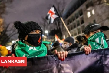 சர்ச்சைக்குரிய புதிய கருக்கலைப்பு தடைச் சட்டத்தை அமுல்படுத்திய ஐரோப்பிய நாடு! நள்ளிரவில் பெண்கள் ஆர்ப்பாட்டம்!