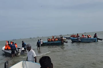 ராமர் பாலத்துடன் தொடர்புடைய 3வது மணல் திட்டை நோக்கி படகு சேவை