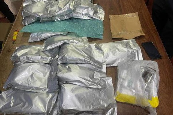 கட்டுநாயக்காவில் சிக்கிய மூவர் -பின்னர் வெளியான அதிர்ச்சி தகவல் | Katunayake Airport Three Persons Arrested