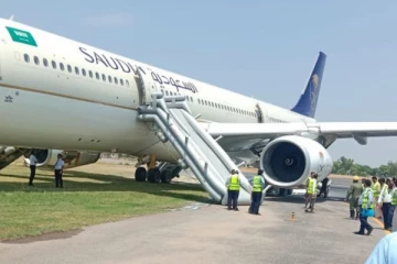 தரையிறங்கும்போது தீப்பிடித்த சவுதி ஏர்லைன்ஸ் விமானம்., உயிர் தப்பிய 297 பயணிகள்