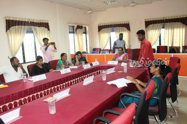 ஜனாதிபதியும் பிரதமரும் உடனடியாக பதவி விலகவேண்டும்: தீர்மானம் நிறைவேற்றம் | President Prime Minister Should Resign Immediately