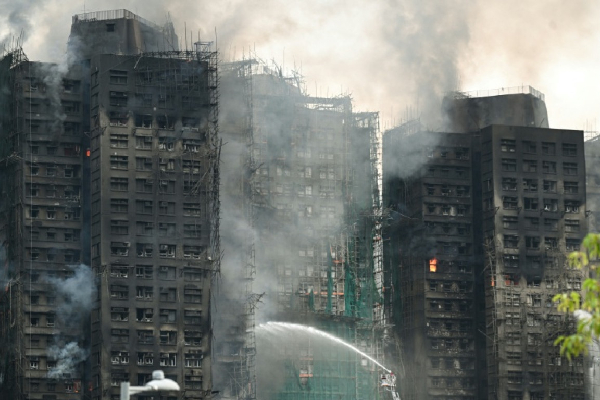 குடியிருப்பில் பயங்கர தீ; 36 பேர் பலி - 279 மாயமானதால் பதற்றம்! | Hong Kong Apartment Fire 36 Dead 200 Missing குடியிருப்பில் பயங்கர தீ; 36 பேர் பலி - 279 மாயமானதால் பதற்றம்! | Hong Kong Apartment Fire 36 Dead 200 Missing