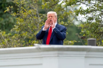 வெள்ளை மாளிகையின் கூரையில் ஏறிய டிரம்ப்; ஏவுகணைகளை உருவாக்குவதாக நையாண்டி