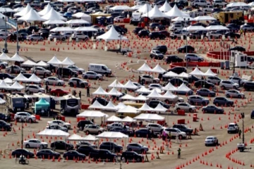 முகக்கவசம் அணியாமல் திடீரென முற்றுகையிட்ட தடுப்பூசி எதிர்ப்பாளர்கள்! முக்கிய வெகுஜன தடுப்பூசி மையம் மூடல்