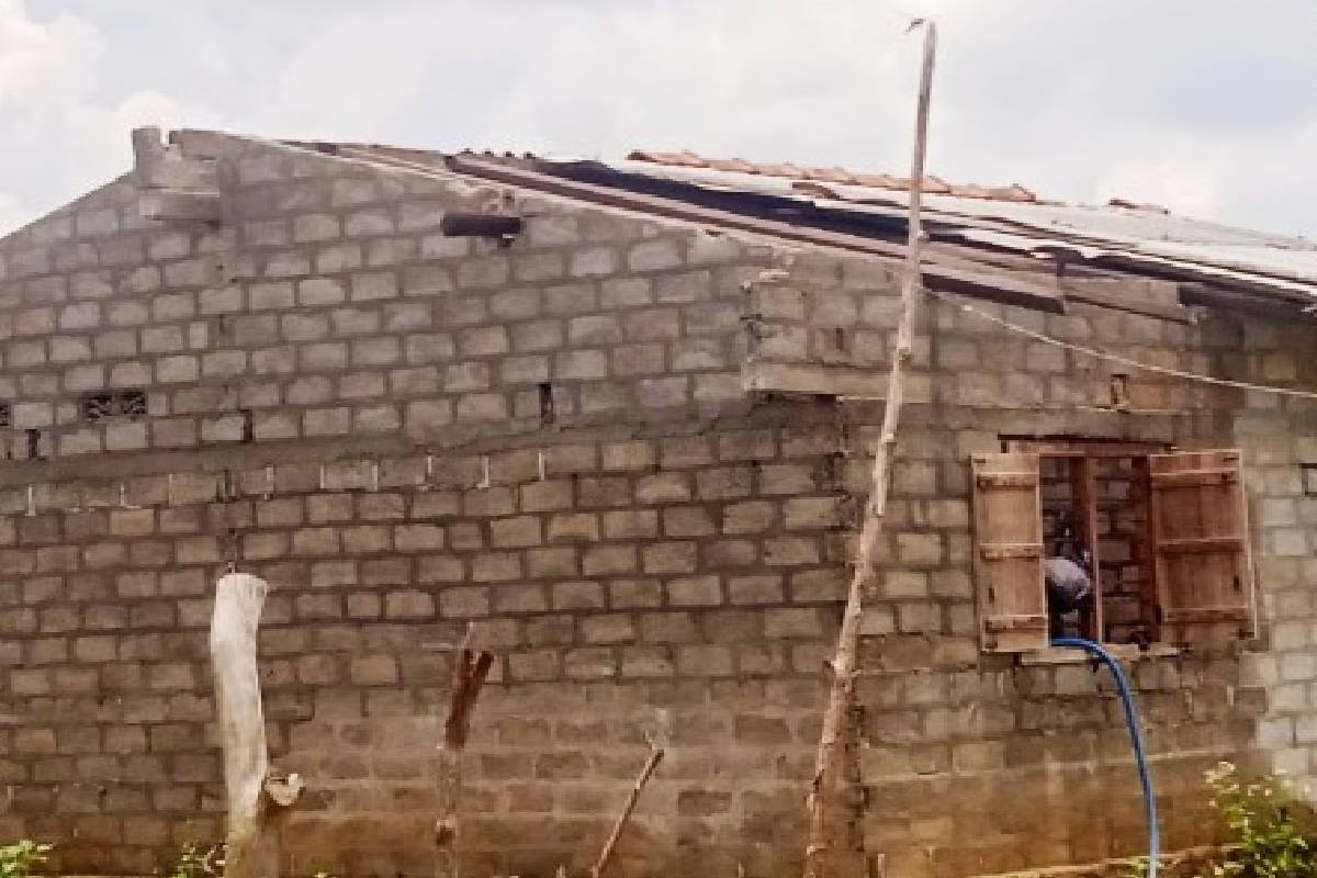 வவுனியாவில் பலத்த காற்றுடன் மழை ; 4 வீடுகள் சேதம் | Heavy Rain Strong Winds Vavuniya4 Houses Damaged