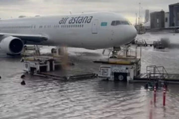 வெள்ளத்தில் தத்தளிக்கும் டுபாய் விமான நிலையம் ; திருப்பி விடப்பட்ட விமானங்கள்!