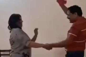 அலுவலகத்தில் மனைவியுடன் ஆட்டம் ; கல்வித்துறை அதிகாரியின் வைரல் வீடியோவால் சர்ச்சை