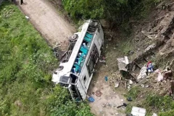 சுற்றுலா பேருந்து பாரிய பள்ளத்தில் கவிழ்ந்து விபத்து... 13 பேர் உயிரிழப்பு!