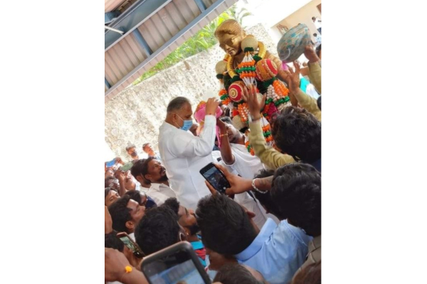 விஜய்க்காக வைக்கப்பட்ட முழு சிலை, இணையத்தில் வைரலான புகைப்படங்கள்! | Vij Sil Vami