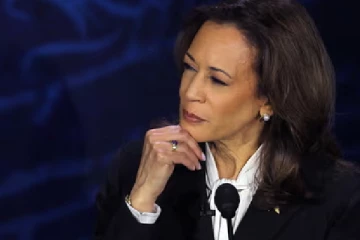 அமெரிக்க தேர்தல் பிரசாரக் களம் : விவாதத்துக்கு உள்ளாகிய கமலா ஹாரிசின் காதணிகள்