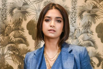 புதிய ஹேர் ஸ்டைல், கண்ணாடி என ஆளே மாறிப்போன நடிகை கீர்த்தி சுரேஷ்.. நீங்களே பாருங்க