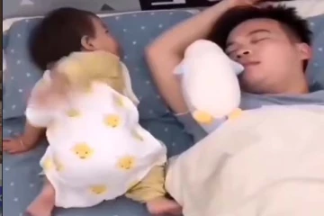 தூங்கிக்கொண்டிருக்கும் தந்தையை தொந்தரவு செய்ய விரும்பாத குழந்தை: செய்த காரியத்தை நீங்களே பாருங்க