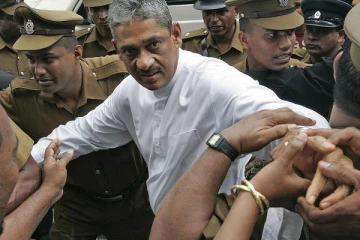 வெள்ளைக்கொடி விவகாரத்தில் சிக்கிய பொன்சேகா- நெருக்கமான நபர் தொடர்பில் வெளியான தகவல்!