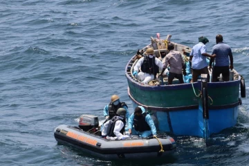 நடு கடலில் தத்தளித்த சோமாலிய மீனவர்களை காப்பாற்றிய இலங்கை மீனவர்கள்