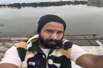 வெள்ளத்தில் சிக்கிய பிரபல நடிகர்... மாடியில் நின்று உதவி கேட்டு கெஞ்சிய தருணம்