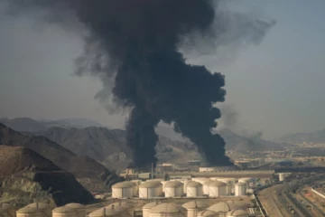 ලෝකෙම දෙදරයි - ලොව විශාලතම වායු නිධියට එල්ල වූ ප්‍රහාරය සමඟ ලෝක තෙල් මිල යළිත් ඉහළට