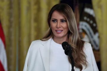 புடினுக்கு மெலானியா ட்ரம்ப் எழுதிய கடிதம்: தன் கைப்பட ஒப்படைத்த ட்ரம்ப்