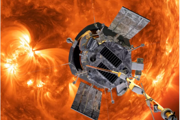 உலக வரலாற்றிலேயே முதல் முறையாக சூரியனின் மேல் படலத்தை தொட்டது நாசா விண்கலம் - வியப்பூட்டும் புகைப்படங்கள் | World Sun Nasa Spacecraft Photos