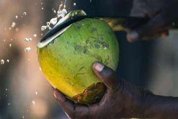 இந்த பிரச்சனைகள் இருந்தால் மறந்தும் கூட இளநீர் குடிக்காதீங்க - கவனம் தேவை!