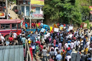 பதுளை - பண்டாரவளை பிரதான வீதியை மறித்து பாரிய ஆர்ப்பாட்டம் முன்னெடுப்பு (Photos)