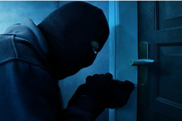 முன்னாள் அதிகாரி ஒருவருக்கு திருடன் கொடுத்த அதிர்ச்சி | Shock As A Thief Gave A Former Officer A Beating முன்னாள் அதிகாரி ஒருவருக்கு திருடன் கொடுத்த அதிர்ச்சி | Shock As A Thief Gave A Former Officer A Beating