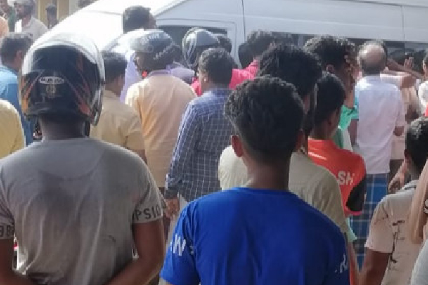 தமிழர் பகுதியில் குழுக்களுக்கு இடையே மோதல்..! இருவர் பலி (படங்கள்) | Clash Trincomalee Pulmottai Area 2 People Killed