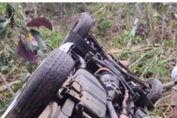 අඹු-සැමි යුවළ සමඟ වෑන් රිය අඩි 300ක් ප්‍රපාතයට.. සිදු වූ විනාශය